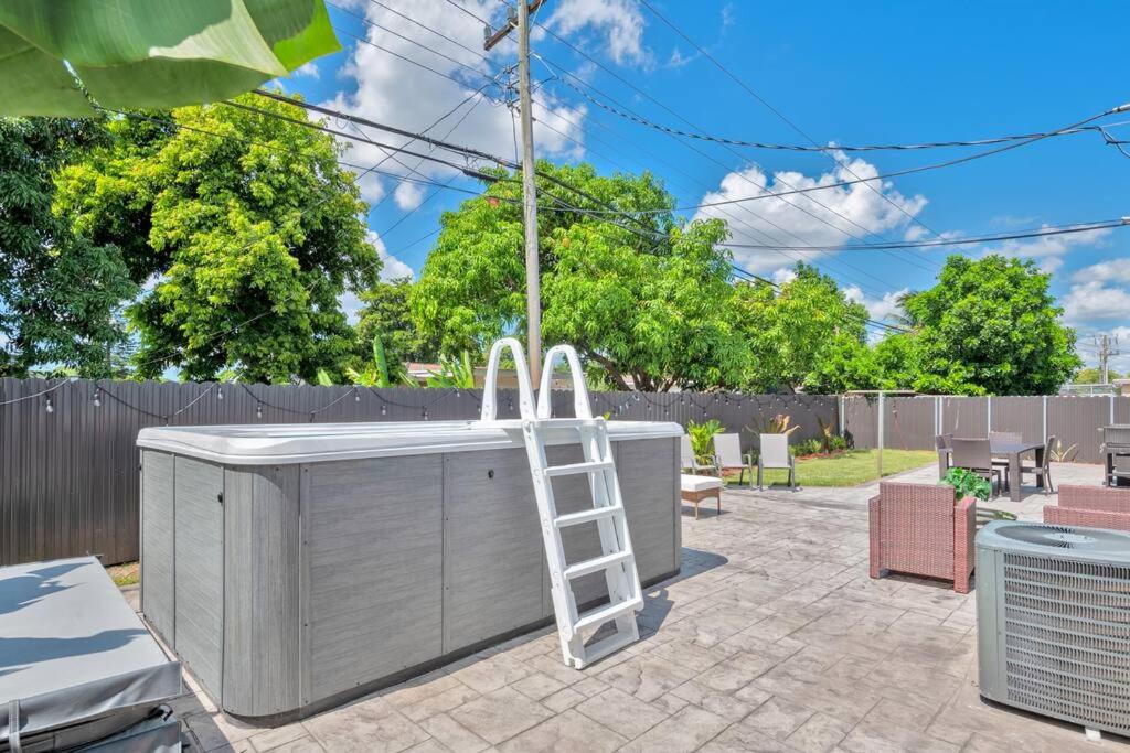 ミラマーにあるLuxurious 5 bedrooms Jacuzzipoolの屋外キッチンの上に座るはしご