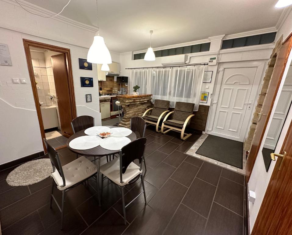 マコーにあるCentral Apartman Makóのリビングルーム(テーブル、椅子付)、キッチン