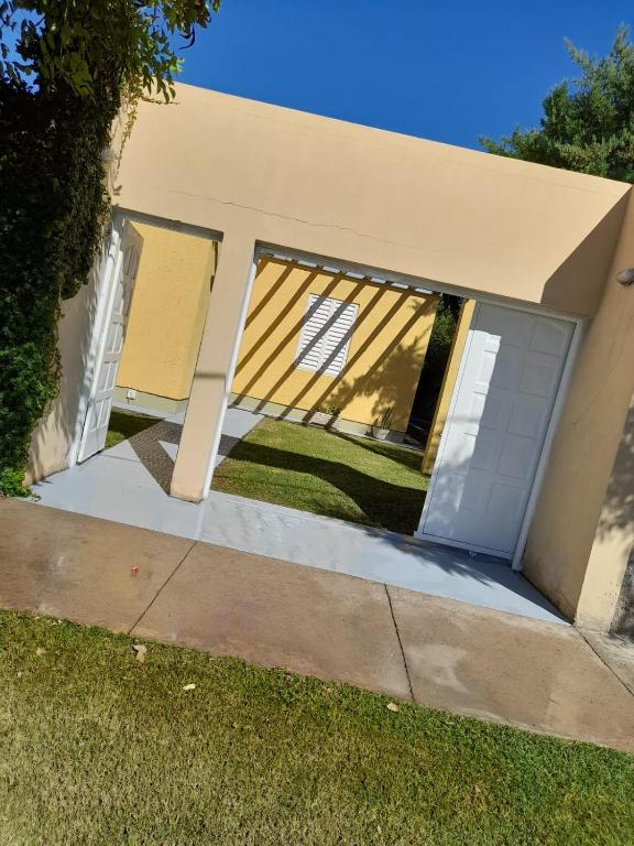 een huis met een poort voor een tuin bij Ceibos EN REPARACION in La Rioja