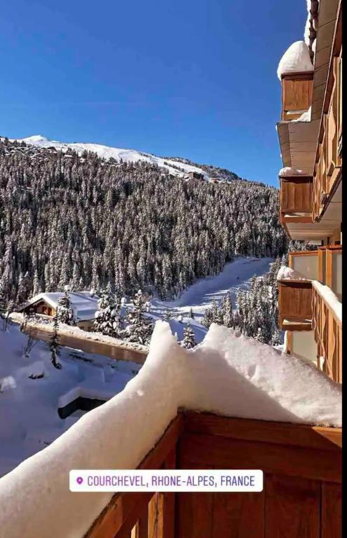 - une vue depuis le balcon d'une maison recouverte de neige dans l'établissement Résidence Les Grandes Bosses, à Courchevel