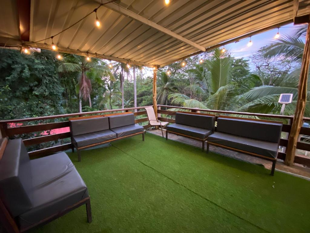 Ein Garten an der Unterkunft Aeolus Guest House