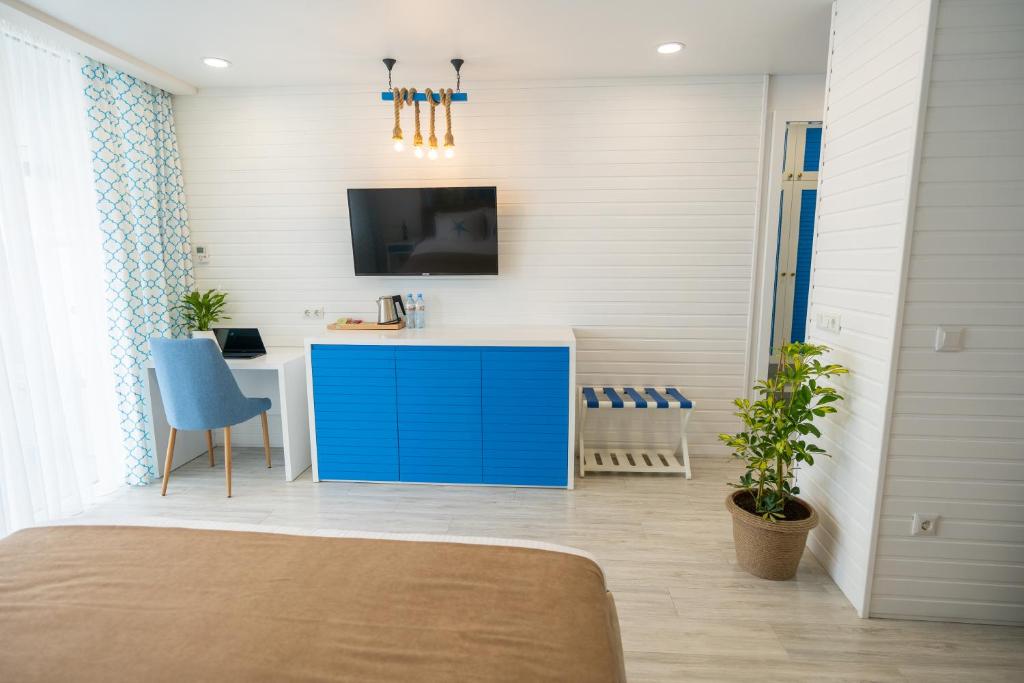 TV a/nebo společenská místnost v ubytování Seagull Beachfront Boutique Hotel