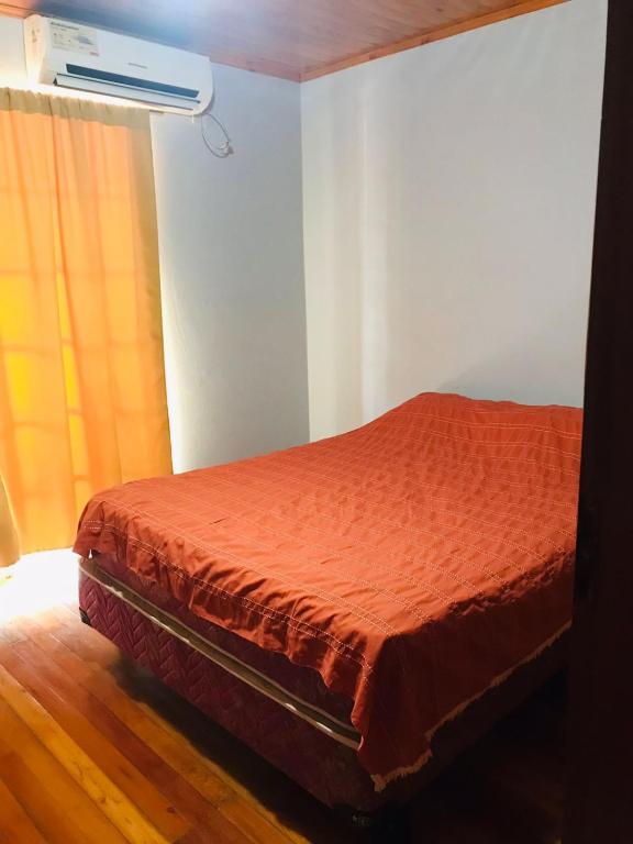 ein Schlafzimmer mit Bett und Klimaanlage in der Unterkunft Joly in Wanda