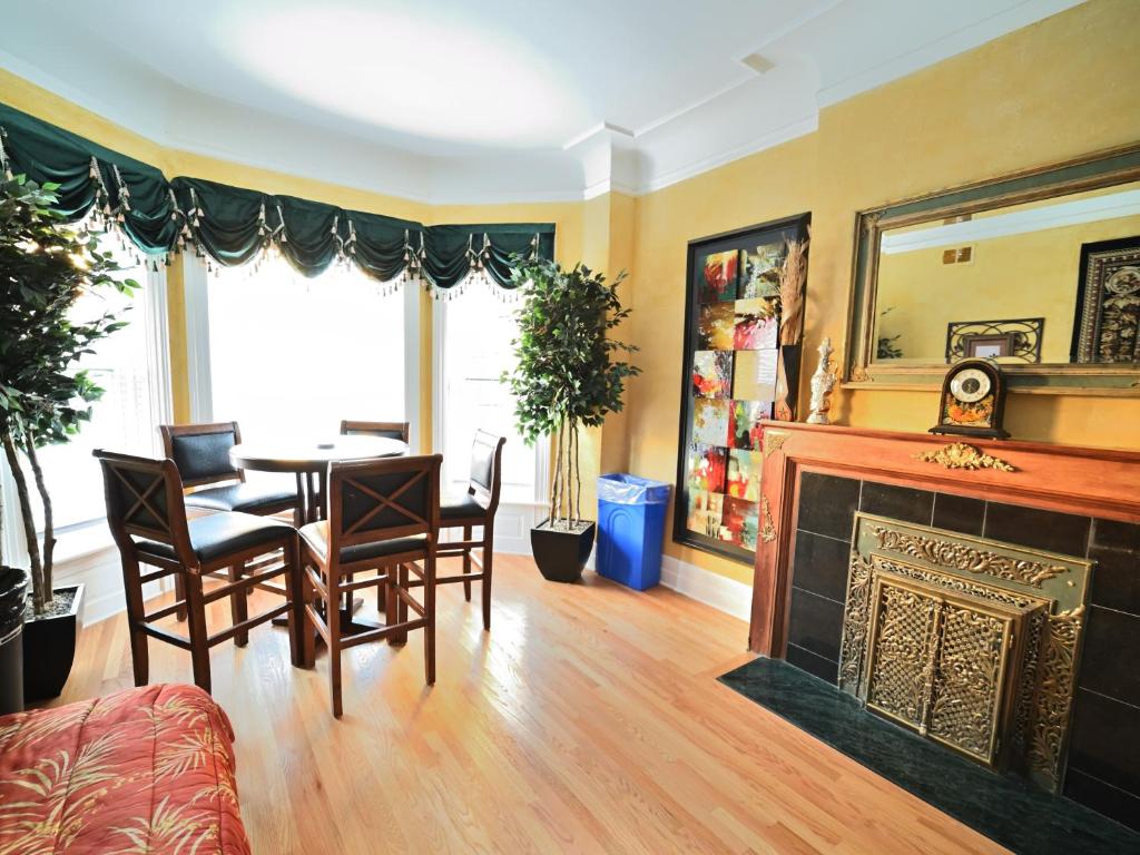 uma sala de estar com uma mesa e uma lareira em City Villa Sleeps 10-20 Free TV & Parking em Chicago