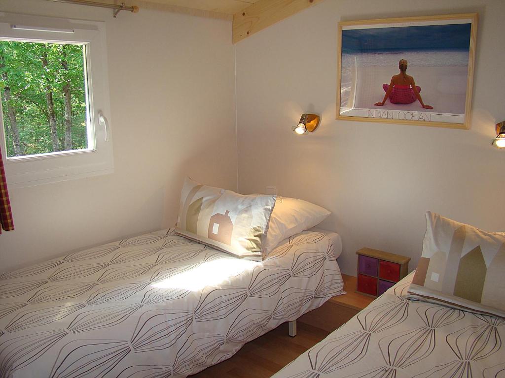 BrossacにあるEtang Vallier Resort Brossacのベッドルーム(ベッド1台、ソファ付)
