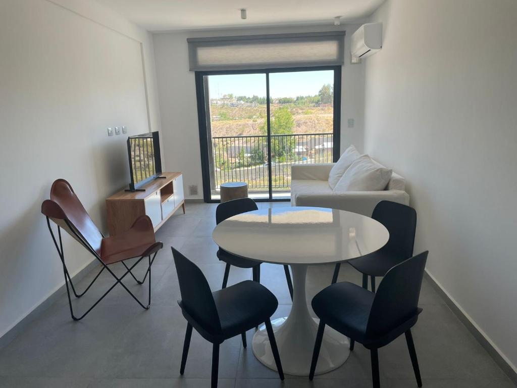 a living room with a table and chairs at Apartemanto Luxury vistas Nqn 1 bed in Neuquén