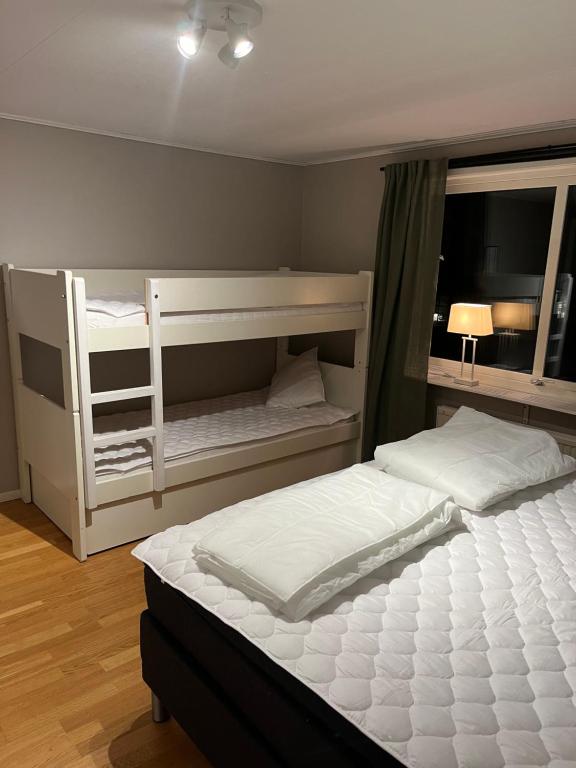 a bedroom with two bunk beds and a lamp at Villa på landet i Kulltorp in Kulltorp