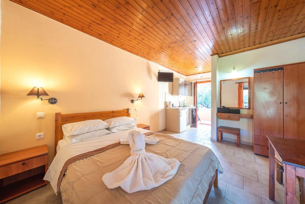 Mimosa Apartments with Pool tesisinde bir odada yatak veya yataklar