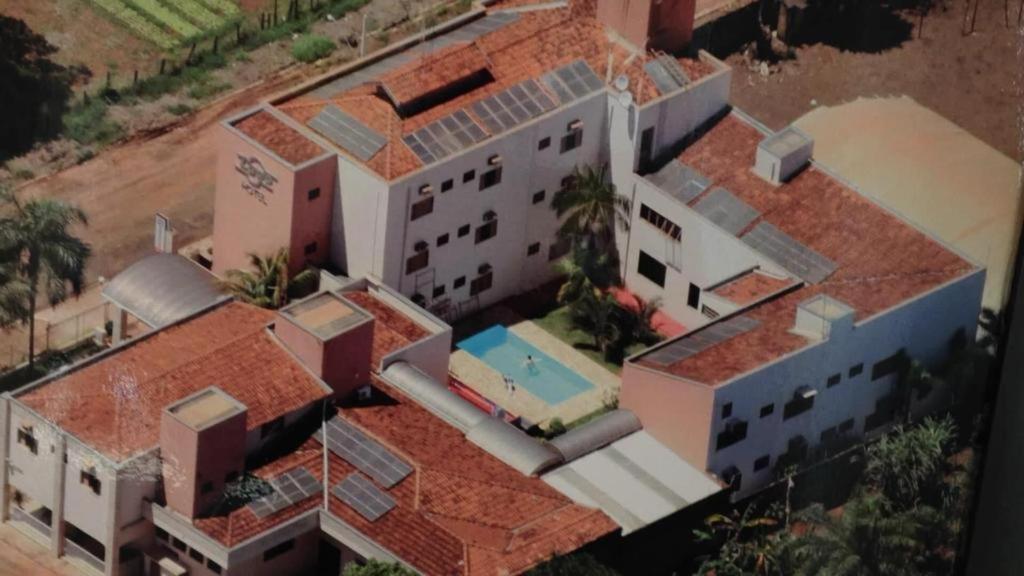 - une vue aérienne sur une maison avec une piscine dans l'établissement Hotel Do Lago, à Guaíra