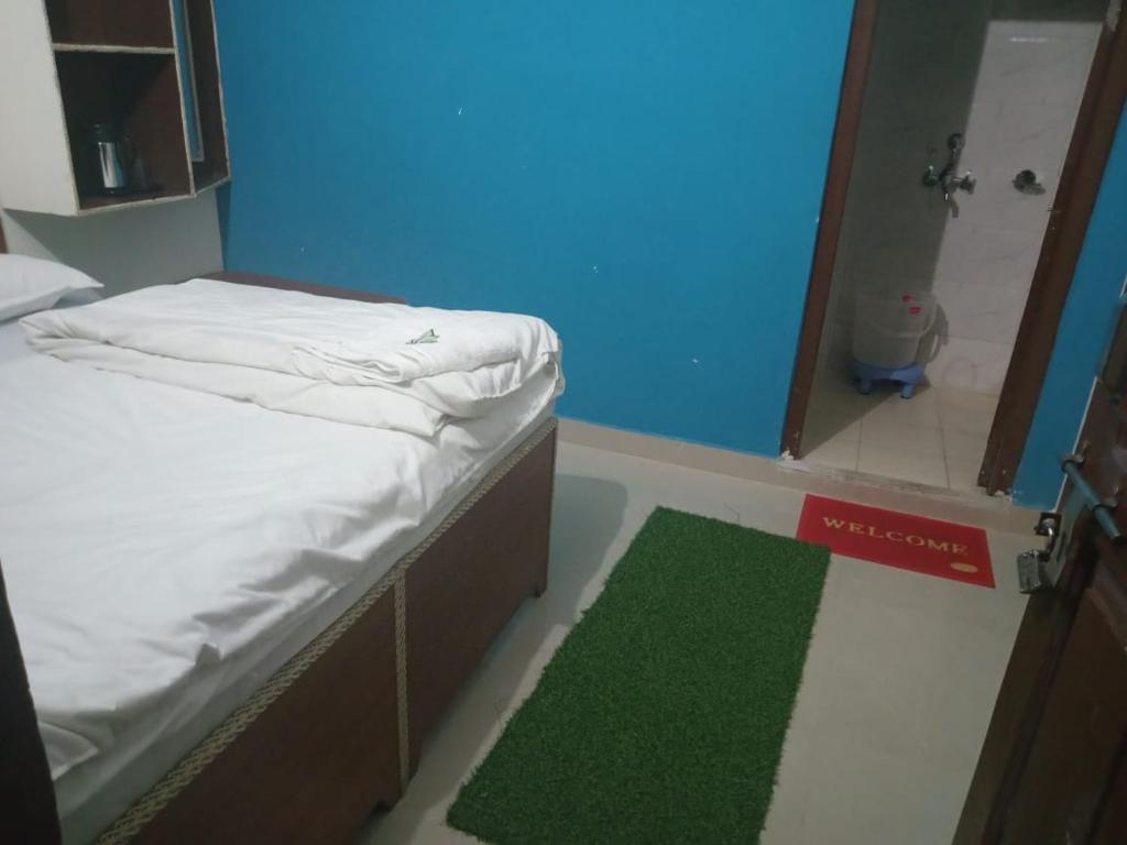 Pokój z łóżkiem i łazienką z lustrem w obiekcie Rishikesh Prithvi yatra hotel and kedarnath w mieście Rishikesh