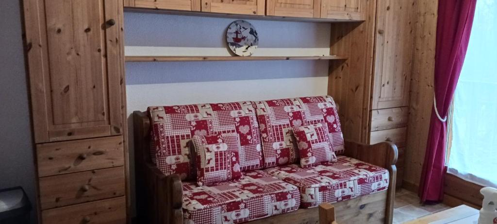 a room with a chair with a blanket on it at le petit montagnard in Thollon
