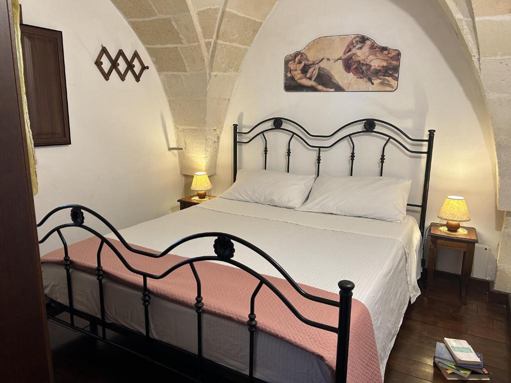 sypialnia z łóżkiem i 2 lampami w obiekcie L'Antico Casale w mieście Galatone