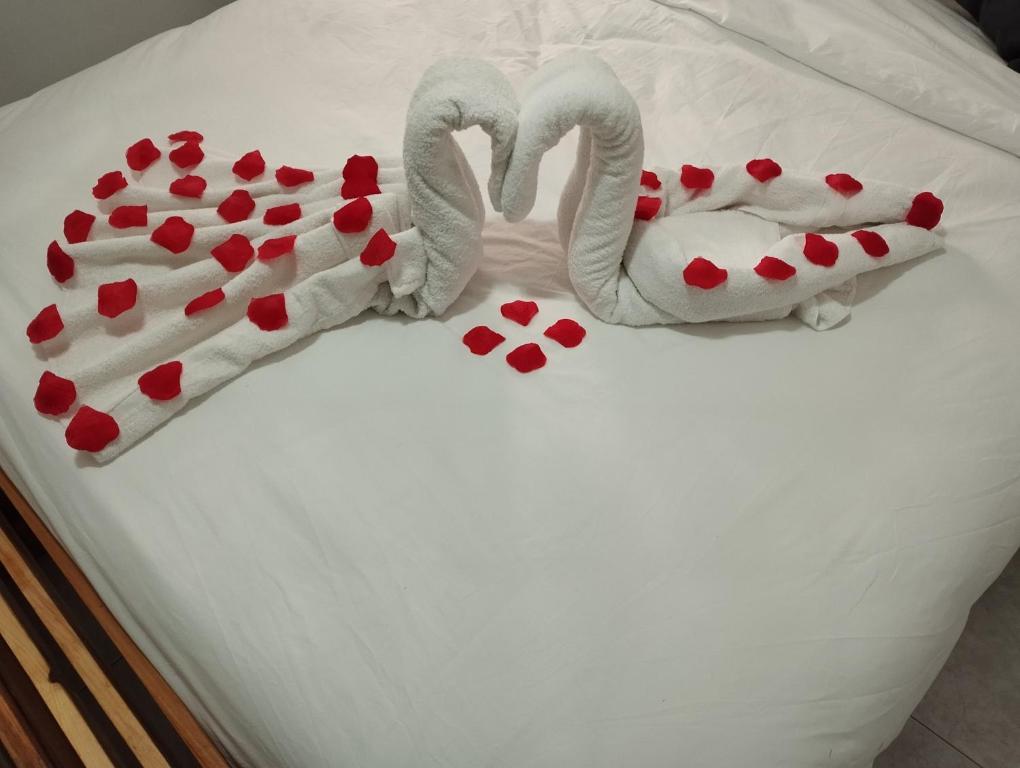 dos toallas con forma de cisne en una cama con corazones en Casa Vitoria, en Monroyo