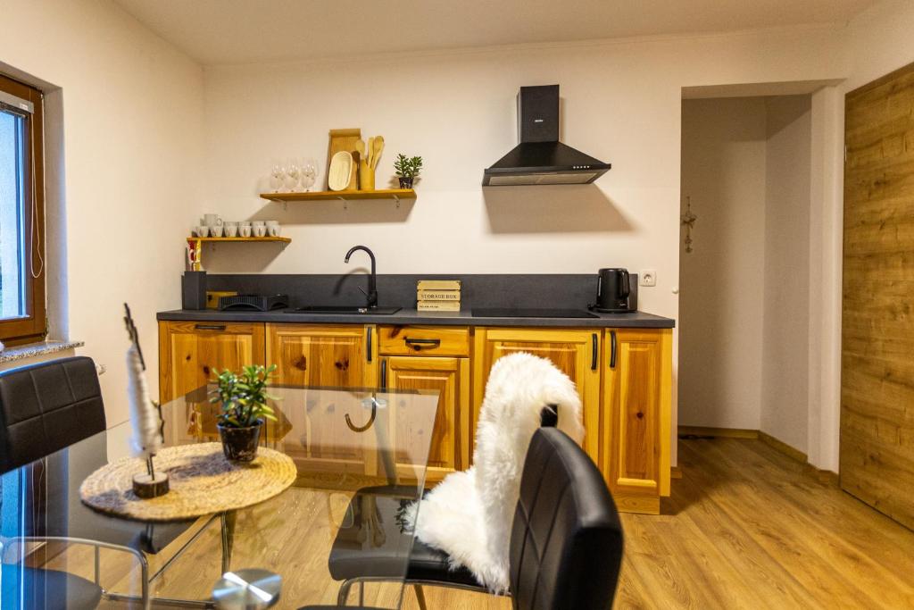 cocina con fregadero y mesa en Apartmaji pri Dravi, en Podvelka