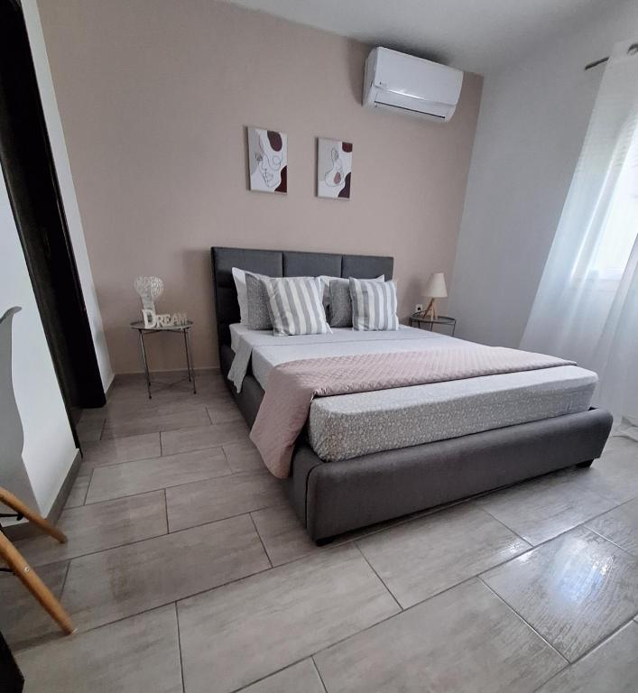 Postel nebo postele na pokoji v ubytování Villa kontes kefalonia