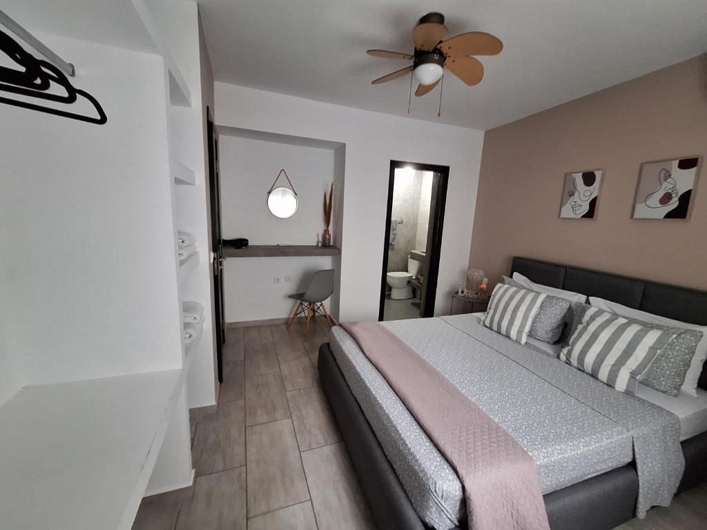 Postel nebo postele na pokoji v ubytování Villa kontes kefalonia