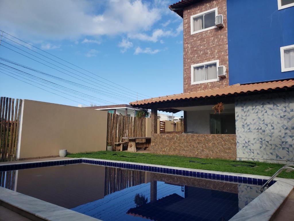 Pousada Mangata في ماراغوغي: مسبح امام بيت