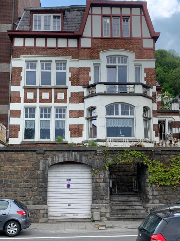 una gran casa de ladrillo con garaje en Studio vue sur Meuse, en Namur