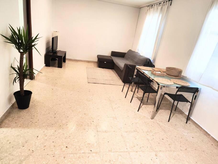 sala de estar con sofá y mesa en Apartamento Valencia capital 6 en Valencia