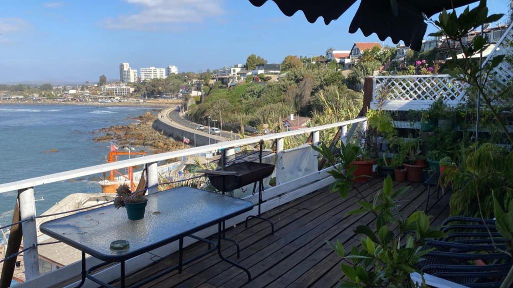 einen Tisch auf einem Balkon mit Meerblick in der Unterkunft Hermoso bungalow con vista al mar in Concón