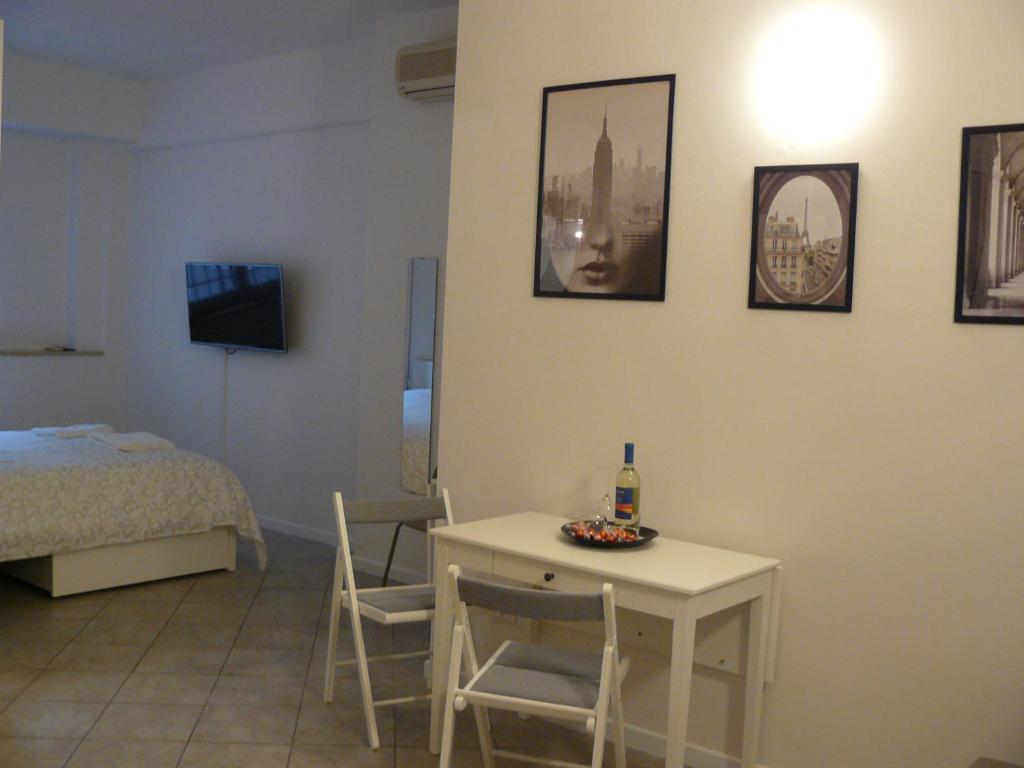 een kamer met een tafel en een bed en een tafel en stoelen bij CASA SANGALLO in Prato