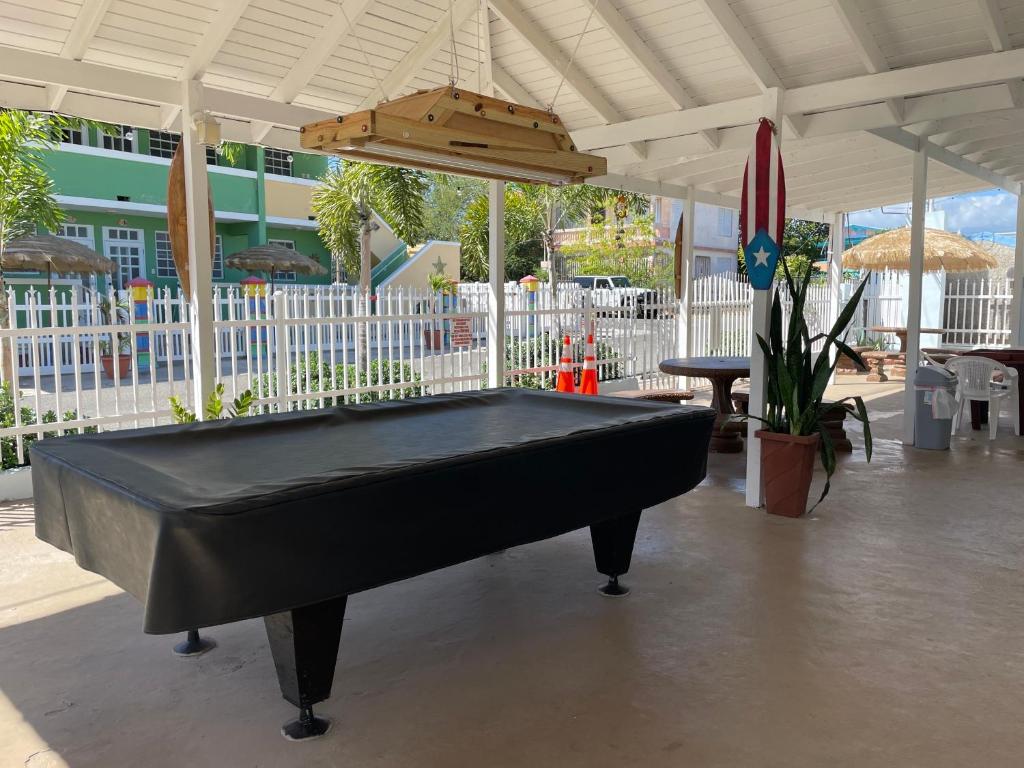 - une table de billard noir sous un pavillon dans l'établissement Cabanas Playa Santa/ Apto. A/ Swimming Pool/ Pool Table/ WIFI/ 3 min Beaches, à Guánica