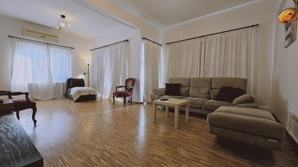 ein Wohnzimmer mit einem Sofa und einem Tisch in der Unterkunft STAY Aurum Apartment in Nikosia
