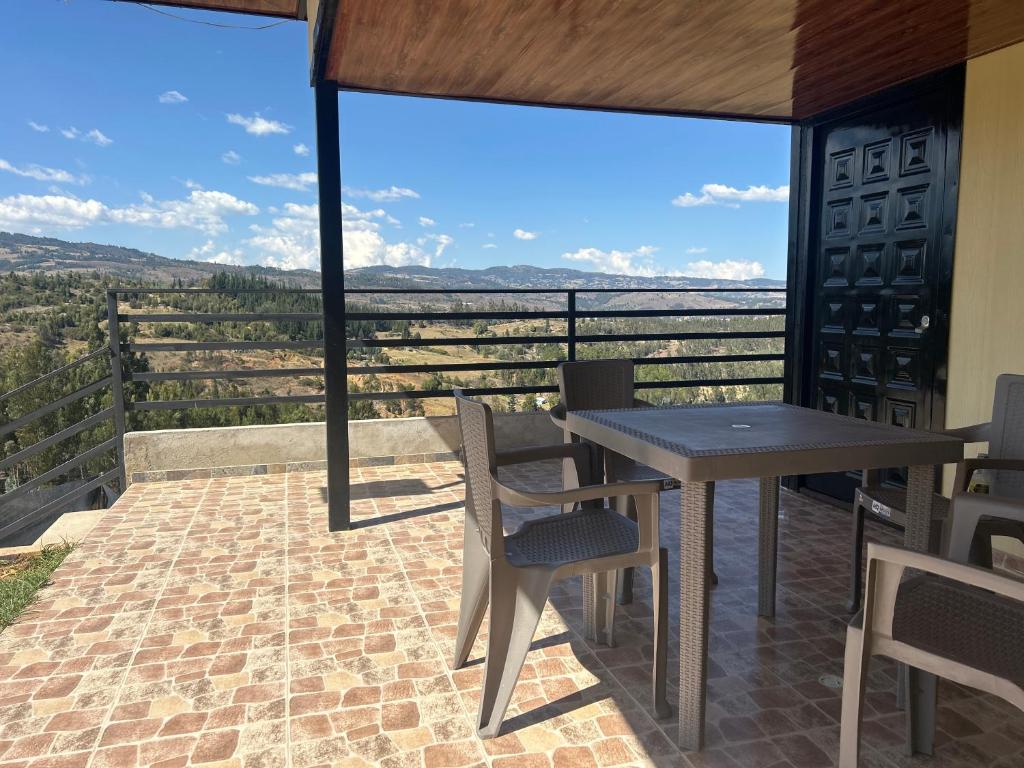 Rõdu või terrass majutusasutuses Chalet Íntimo-Delpilar con zona de Jacuzzi !