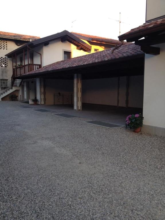 un edificio con un aparcamiento con garaje en Farmstay Alloggio Cort di Branc, en Povoletto