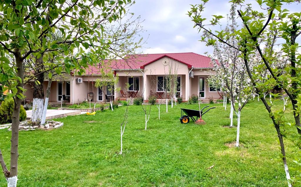 a house with a garden with trees in the yard at Cozy Family Cottages in Vǝndam