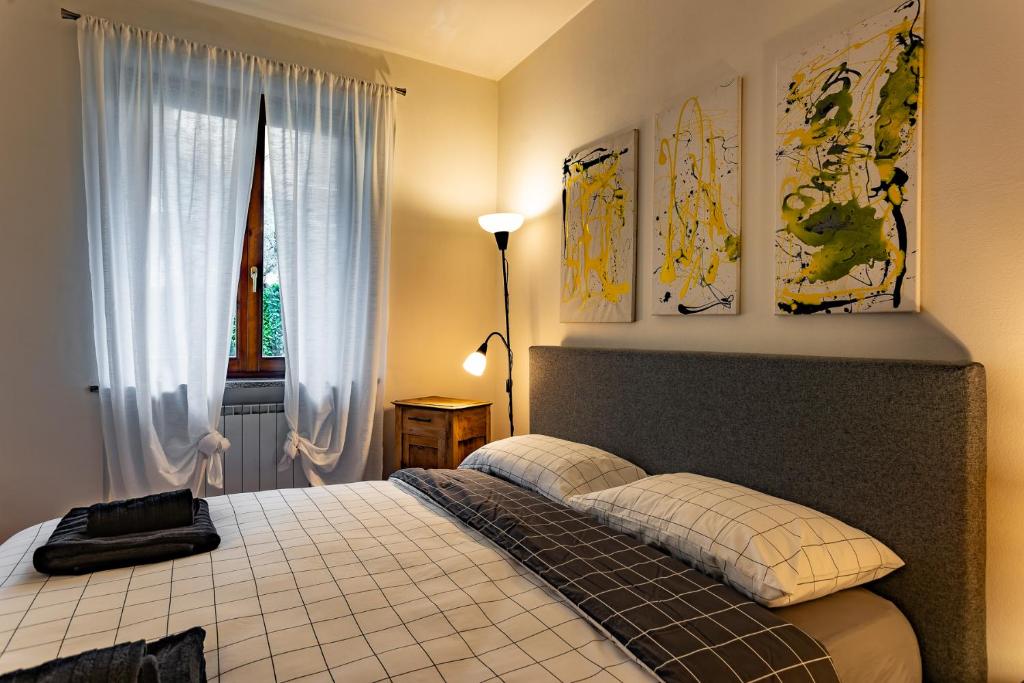 una camera con letto e finestra di CASA PARIS a Sale Marasino