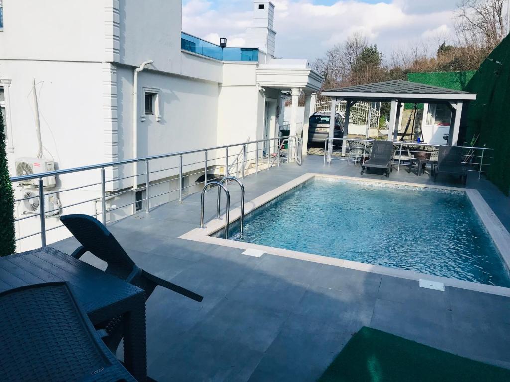 a swimming pool on the deck of a house at WHİTE ROSE VİLLA Jakuzili ve Isıtma Havuzlu in Sapanca
