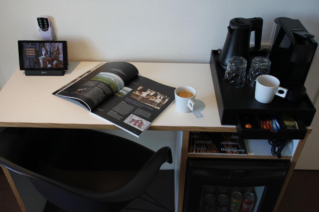 Příslušenství pro přípravu čaje a kávy v ubytování Hotel Hogerhuys - adults only