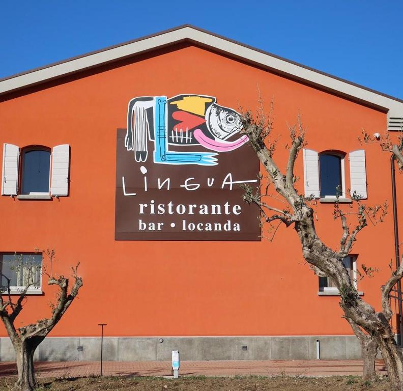 un panneau sur le côté d'un bâtiment dans l'établissement Locanda Lingua, à Rimini