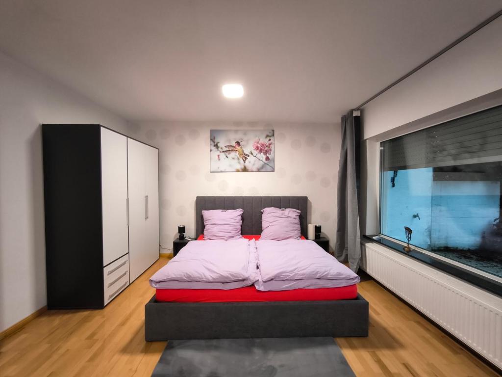 - une chambre avec un lit et une grande fenêtre dans l'établissement Haus am ruhige Lage in Langscheid Nähe sorpesee, à Melschede