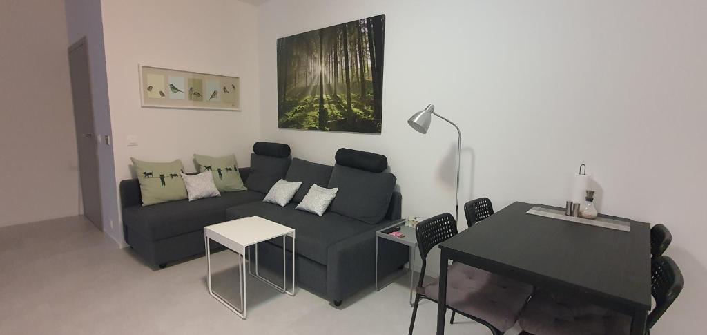 un soggiorno con divano e tavolo di Apartmán Achát v Jizerkách a Janov nad Nisou