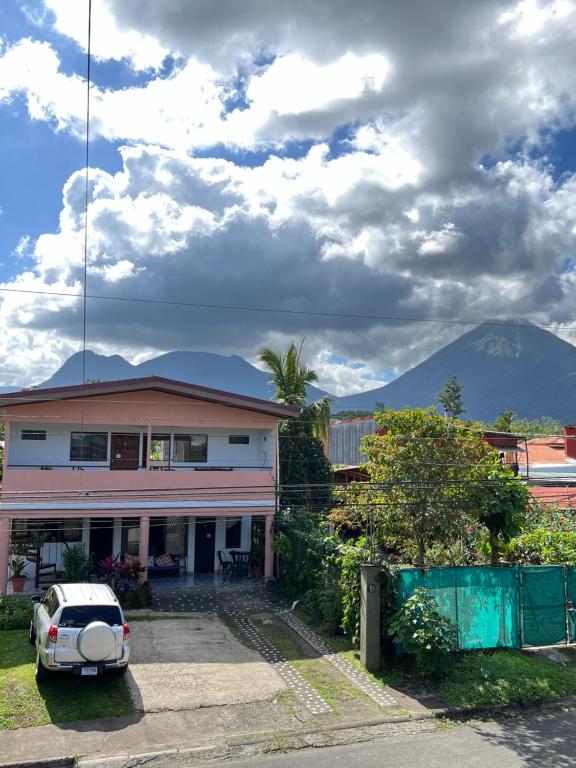 una casa con un coche aparcado en la entrada en Alojamientos N&S en Fortuna