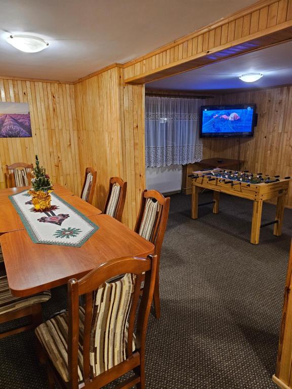 TV a/nebo společenská místnost v ubytování Hostel Wielka Krokiew