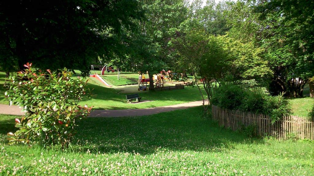 - un parc avec un skatepark et une aire de jeux dans l'établissement Appartement Saint-Jean-de-Luz Centre, à Saint-Jean-de-Luz