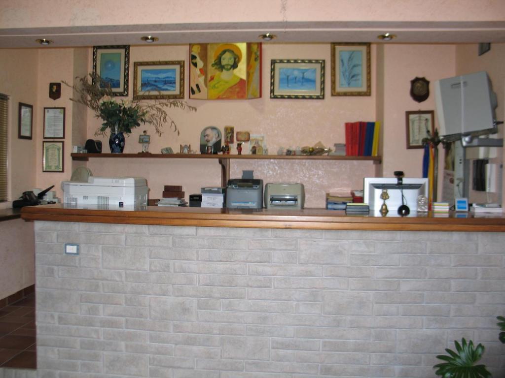 un bar en un restaurante con una pared de ladrillo en Hotel Bed & Breakfast Minu' en Paravati