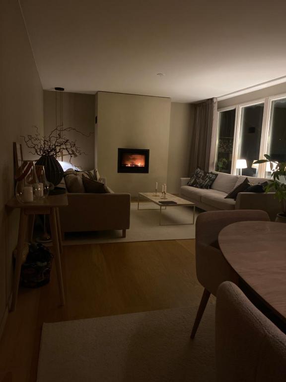 een woonkamer met een bank en een tafel bij Villa Limhamn in Malmö