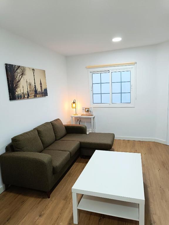 a living room with a couch and a table at Apartamento Meraki in Santa Cruz de Tenerife