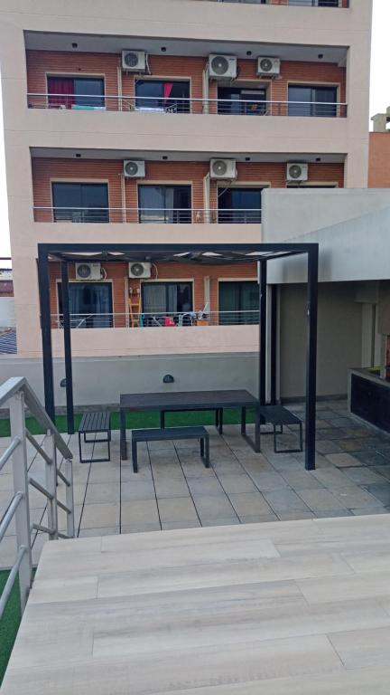 una mesa de picnic en un patio frente a un edificio en La Mare, Encanto Urbano, en San Miguel de Tucumán