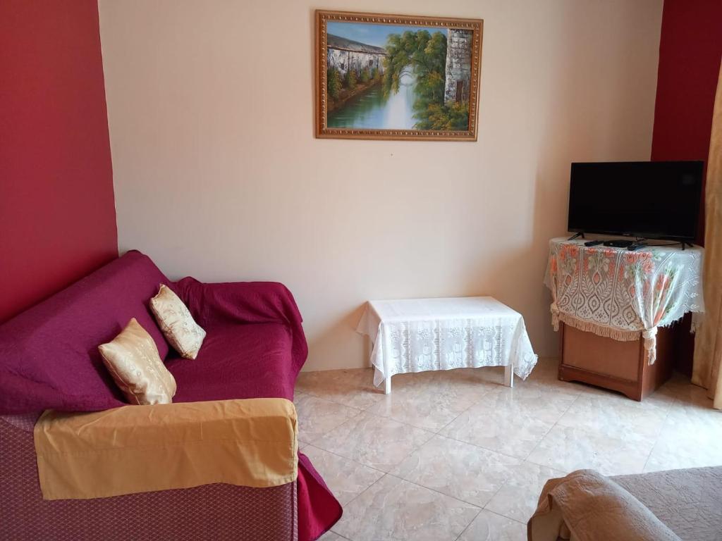 TV a/nebo společenská místnost v ubytování Spacious apartment in Marsalforn, Gozo
