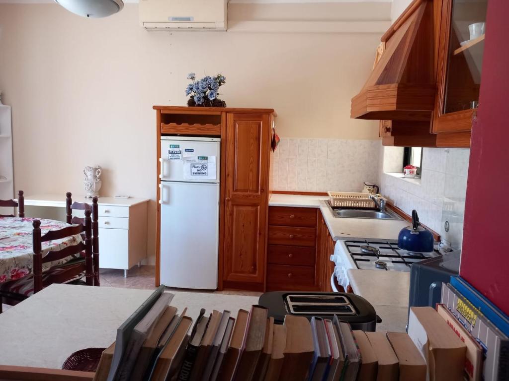 Kuchyň nebo kuchyňský kout v ubytování Spacious apartment in Marsalforn, Gozo