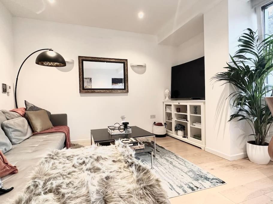 a living room with a couch and a table at Modern 2 Bedroom apartment in Central London in London