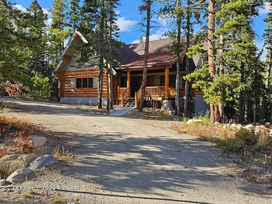 una casa de madera con una entrada delante de ella en Moose Mtn Lodge/Luxury Cabin/Hot Tub/Fireplace, en Fairplay