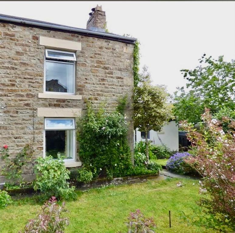 Κήπος έξω από το Mayfield Cottage