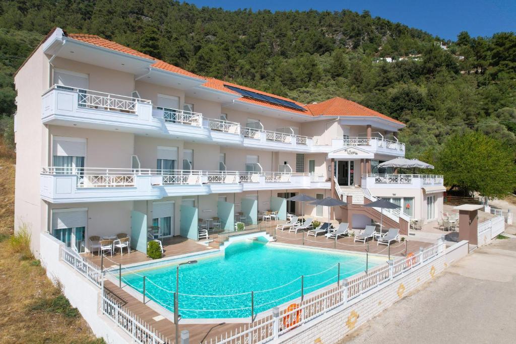 een afbeelding van een hotel met zwembad bij Sunny Hotel Thassos in Chrysi Ammoudia