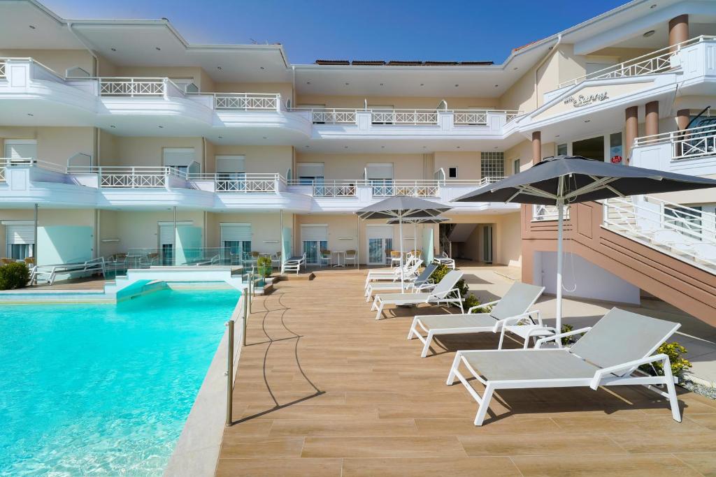 Bazén v ubytování Sunny Hotel Thassos nebo v jeho okolí